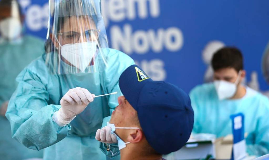 Brasil registra mais de 7 mil novos casos de covid-19 em 24 horas