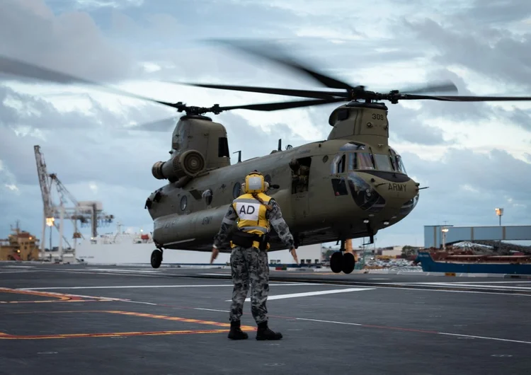 Ajuda humanitária chega em Tonga após tsunami causando por erupção vulcânica  (LSIS David Cox / Australian Defence Force/AFP)