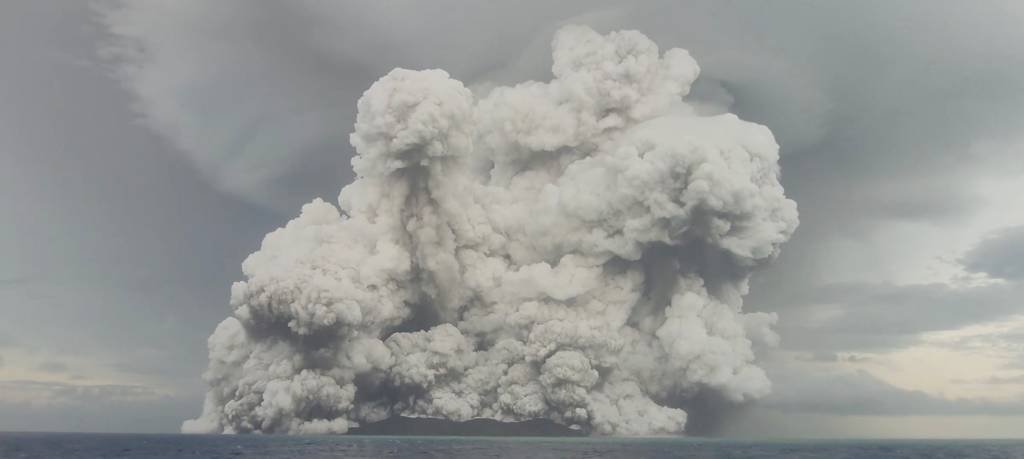 A erupção foi ouvida no Alasca, a cerca de 8 mil km de distância (Tonga Geological Services/Reuters)