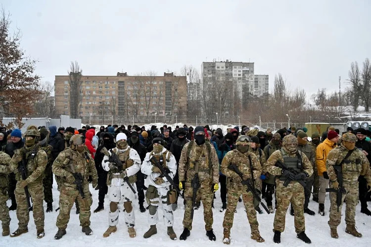 Crise na Ucrânia: militares ucranianos treinam civis. 30/01/2022 (SERGEI SUPINSKY / Colaborador/Getty Images)