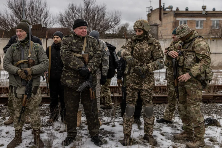 Civis participam de uma sessão de treinamento da unidade de Defesa Territorial de Kiev em 29 de janeiro de 2022 em Kiev, Ucrânia. (Chris McGrath/Getty Images)