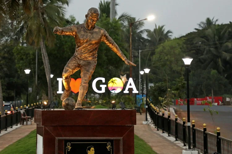 A estátua recém-instalada do jogador de futebol português em Calangute, no sul da Índia. (AFP/AFP)