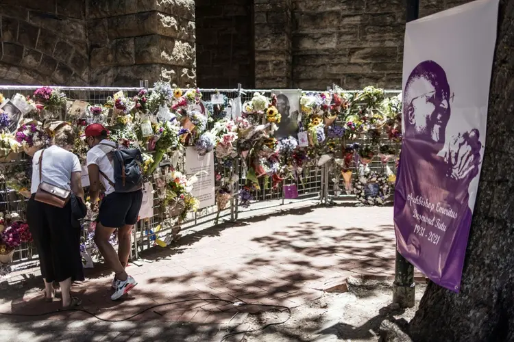 Flores em homenagem a Desmond Tutu do lado de fora da Catedral de São Jorge na Cidade do Cabo, África do Sul. (AFP/AFP)
