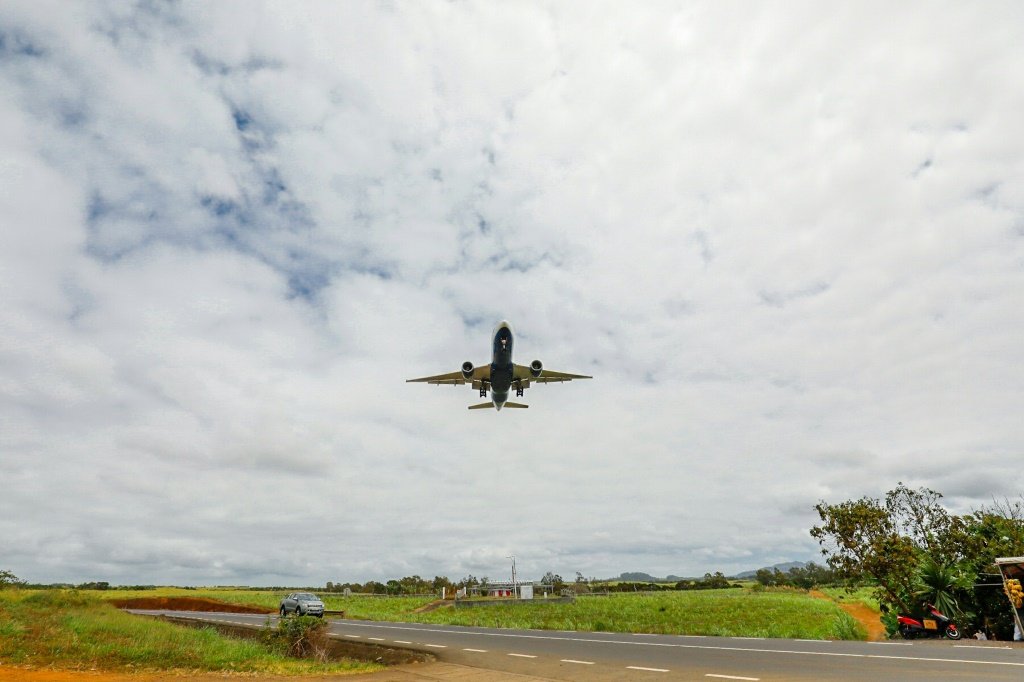 Avião se aproxima do aeroporto internacional Sir Seewoosagur Ramgoolam, nas ilhas Maurício. (AFP/AFP)