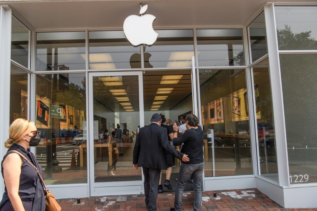 Os funcionários do varejo da Apple podem ganhar de US$17 a mais de US$30 por hora, dependendo da posição — mas alguns deles acreditam que a Apple tem condições de pagar mais (AFP/AFP)