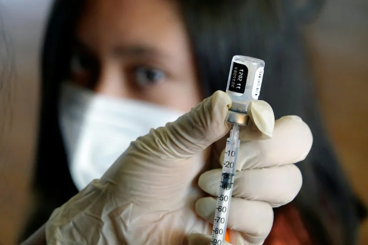 A vacina para crianças tem dose menor do que a de adulto, cerca de 1/3, e é fornecida em frascos diferenciados (AFP/AFP)