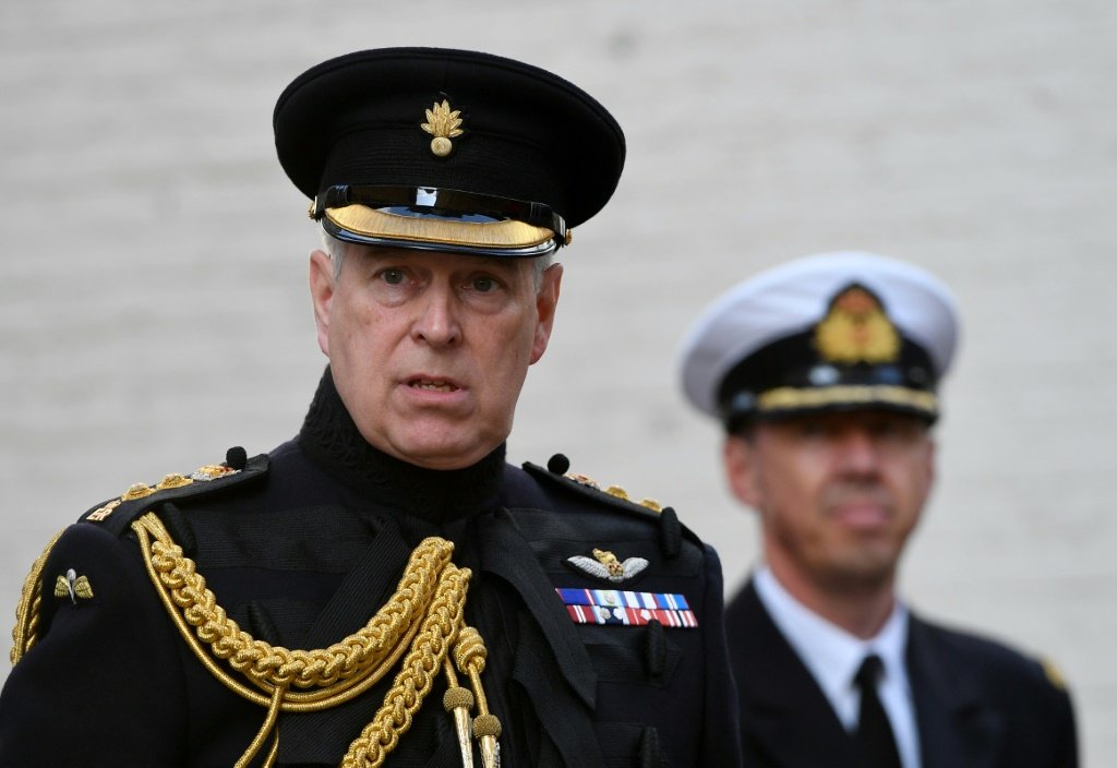 Príncipe Andrew, acusado de agressão sexual, renuncia a títulos militares