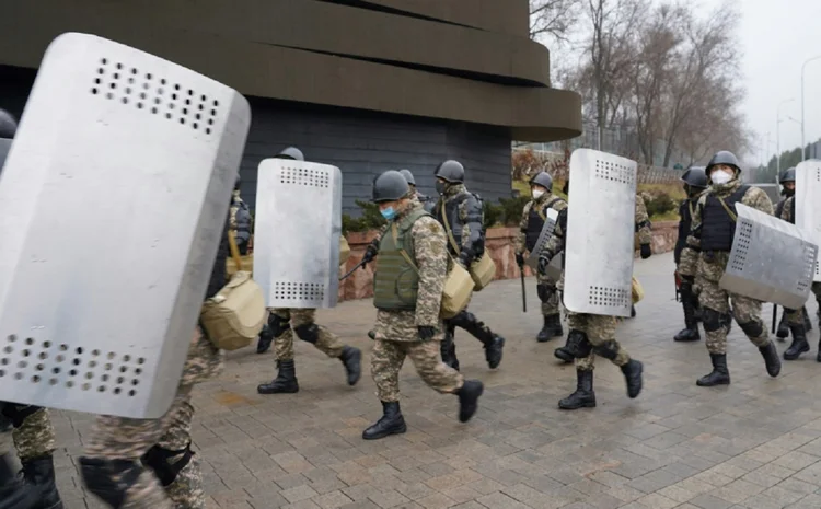 Policiais patrulham ruas de Almaty, após manifestações, em 5 de janeiro de 2022

 (AFP/AFP)