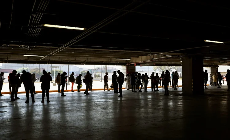 Fila para fazer teste de Covid, em estacionamento de shopping da capital mexicana (AFP/AFP)