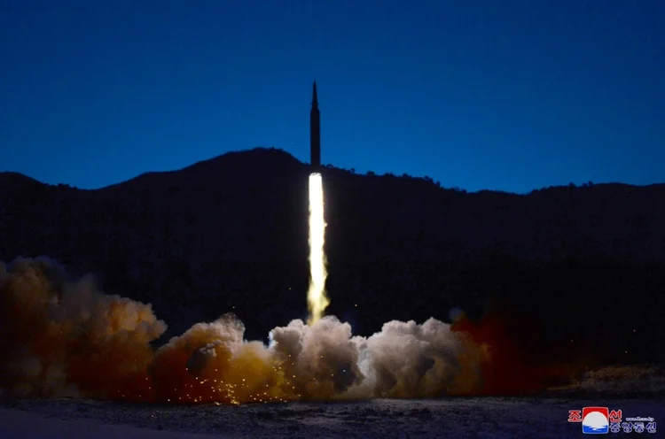 Imagem publicada pela agência estatal de notícias norte-coreana KCNA mostra o que a Coreia do Norte diz ser um teste de um míssil hipersônico

 (AFP/AFP)