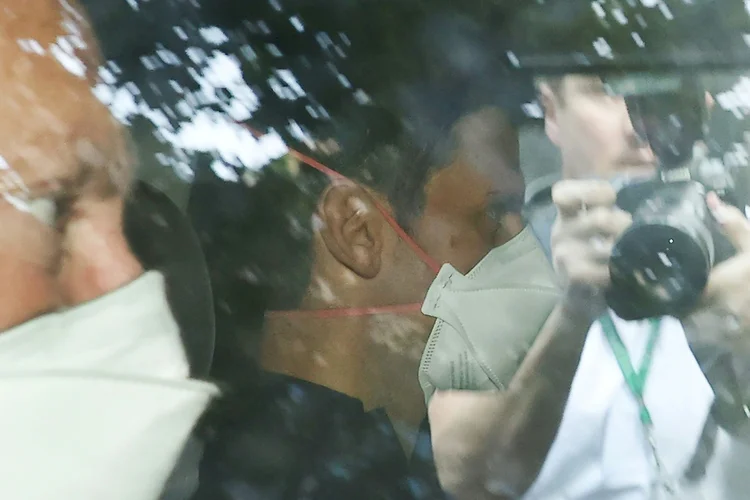 Novak Djokovic chega ao escritório de seu advogado em Melbourne para a audiência de emergência online do Tribunal Federal, que considerará sua investida final contra a deportação (AFP/AFP)