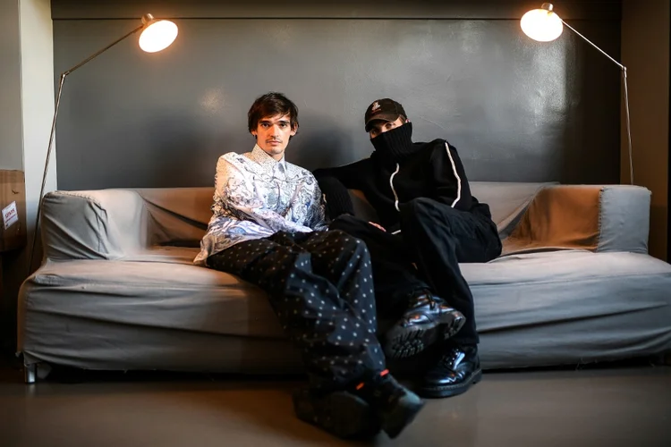 Florentin Glémarec e Kévin Nompeix, fundadores da marca de moda Egonlab, em seu ateliê em Paris. (AFP/AFP)