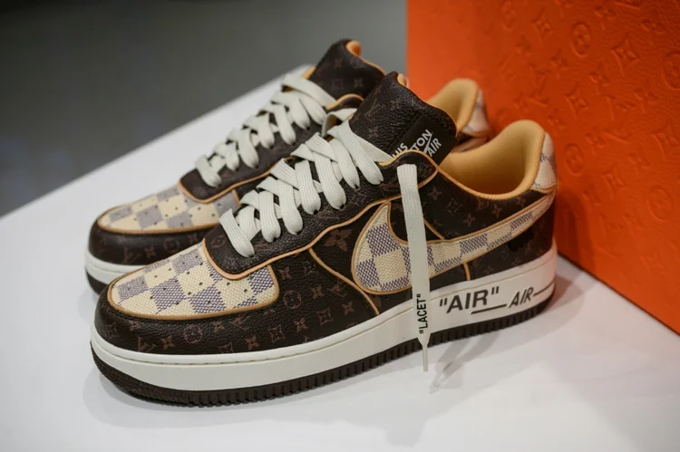 Um par de tênis Nike-Vuitton desenhado por Virgil Abloh, apresentado em 19 de janeiro de 2021 na sede da Sotheby's em Nova York. (AFP/AFP)