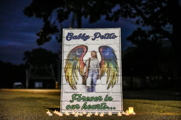 Placa em homenagem a Gabby Petito instalada em sua cidade natal, Blue Point, Nova York, em 24 setembro de 2021 (AFP/AFP)