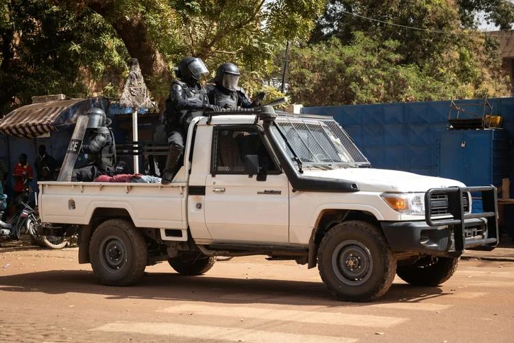Forças de segurança patrulham Ouagadougou em 22 de janeiro de 2022 (AFP/AFP)