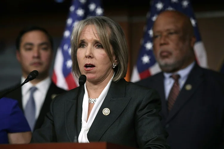 Michelle Lujan Grisham, atual governadora do Novo México, em coletiva de imprensa no Capitólio em Washington, em 16 de fevereiro de 2017, quando ainda era legisladora na Câmara dos Representantes. (AFP/AFP)