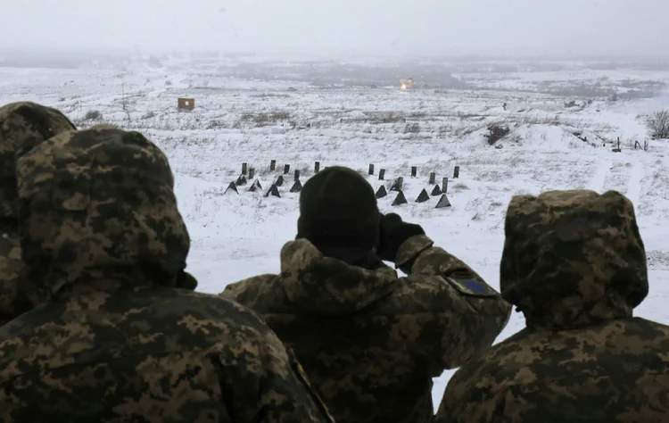 Tropas ucranianas durante exercício de tiro em Lviv, em 28 de janeiro de 2022 (AFP/AFP)
