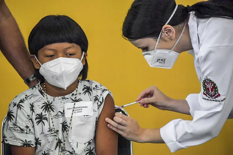 Primeira criança vacinada contra covid-19 no Brasil. (NELSON ALMEIDA/AFP)