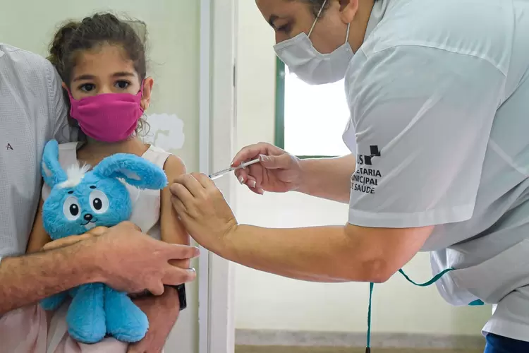 Vacinas: campanha para imunização de crianças de 3 e 4 anos contra covid-19 começa hoje (20) em São Paulo (Pedro Vilela/Getty Images)