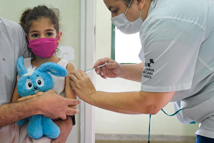 Criança recebe uma dose da vacina Pfizer como parte da campanha de imunização COVID-19 em 18 de janeiro de 2022 em Belo Horizonte, Brasil (Pedro Vilela/Getty Images)