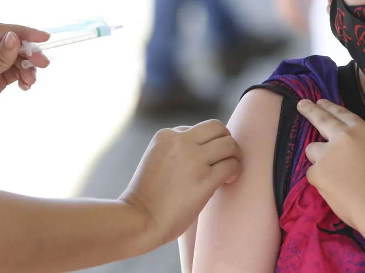 Em todo o país, 177.003.065 pessoas receberam a primeira dose de um imunizante, o equivalente a 82,39% da população brasileira (José Cruz/Agência Brasil)