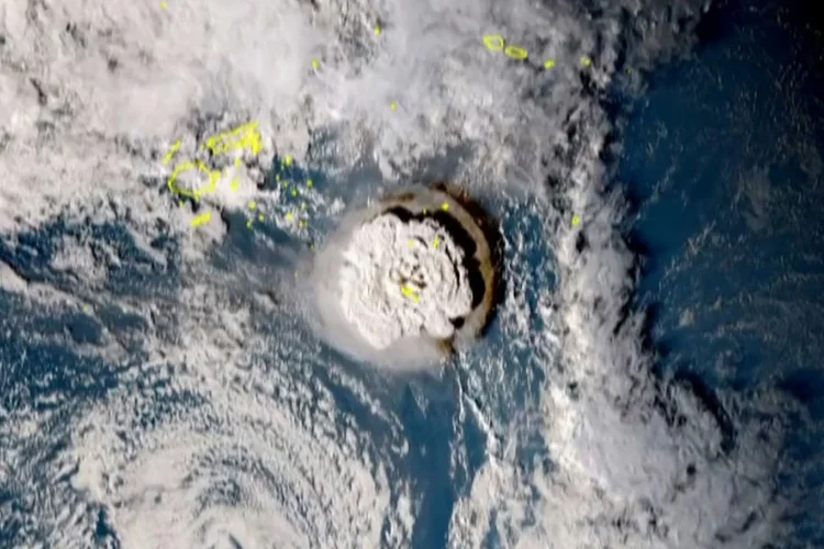 Erupção vulcânica que provocou um tsunami em Tonga. 15/01/2022 (NATIONAL INSTITUTE OF INFORMATION AND COMMUNICATIONS (JAPAN)/AFP)