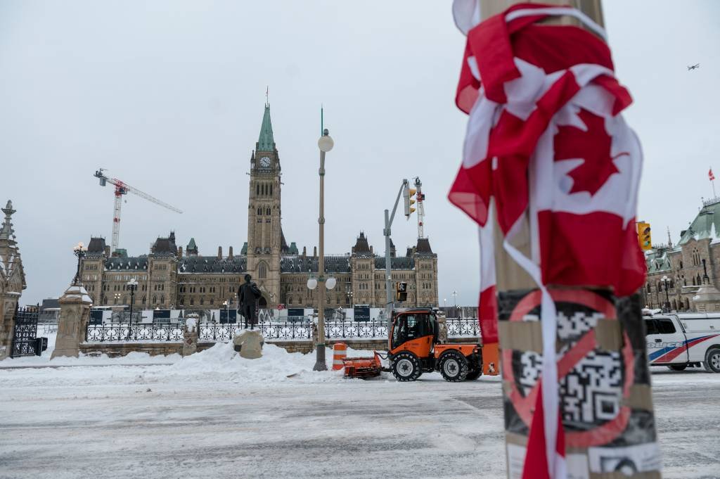 Polícia encerra bloqueio de caminhoneiros no Canadá