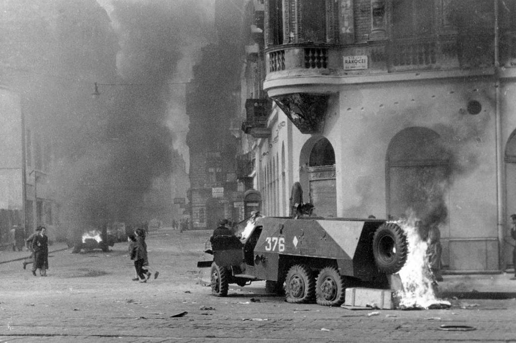 Tanque soviético durante invasão a Budapeste, em novembro de 1956 (Házy Zsolt/Fortepan/Wikimedia Commons)