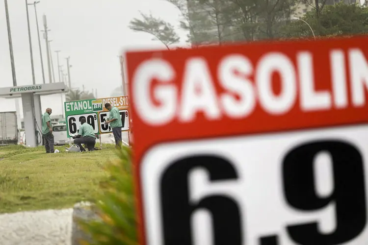 Funcionários atualizam preços dos combustíveis em posto de gasolina  (Ricardo Moraes/Reuters)