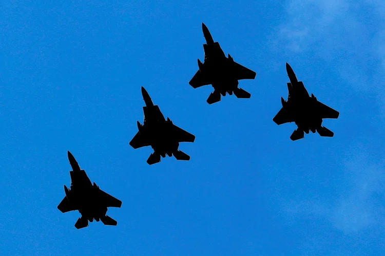 EUA: "A implantação de caças F-15 dos EUA na Polônia eleva as capacidades de defesa coletiva no flanco leste da Otan e a missão de policiamento aéreo aprimorada" (Mike Segar/Reuters)