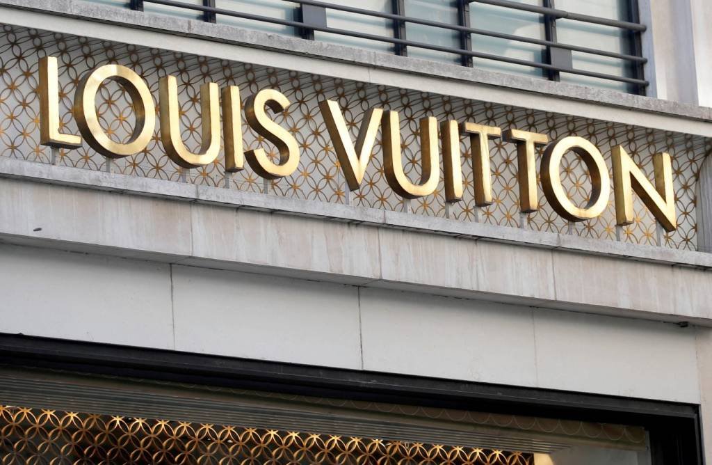 LVMH, maior grupo de luxo do mundo, tem receita recorde puxada por vendas da Louis Vuitton