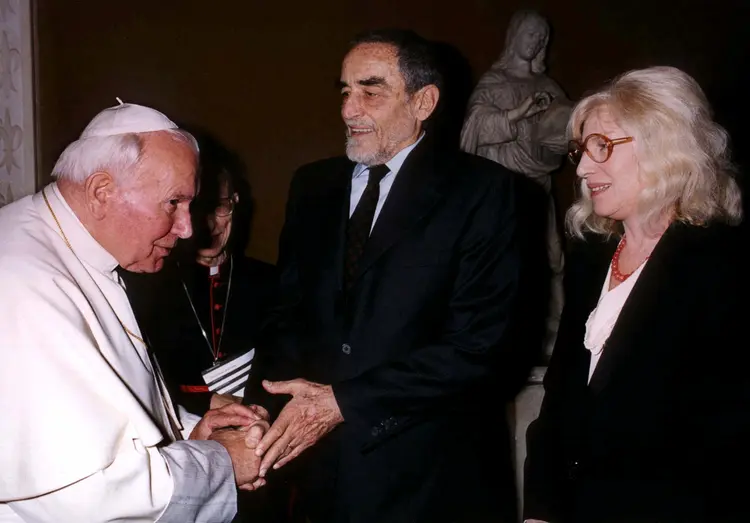 Papa João Paulo 2 cumprimenta os atores italianos Vittorio Gassman e Monica Vitti no Vaticano. (Arquivo/Reuters)