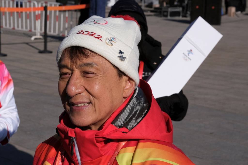 Ator Jackie Chan fala com jornalistas após participar de revezamnto da tocha olímpica na Grande Muralha da China, em Pequim (Ryan Woo/Reuters)