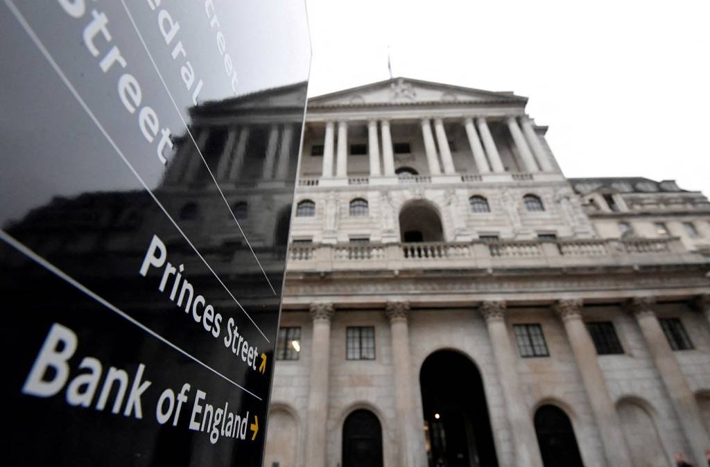 BoE eleva juro básico a 4% e melhora projeções para PIB do Reino Unido