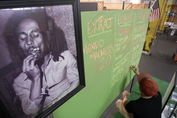 Retrato de Bob Marley em Los Angeles. (David McNew/Reuters)