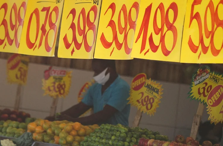 Placas indicam preços de alimentos em mercado do Rio de Janeiro (Ricardo Moraes/Reuters)