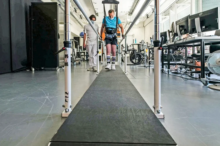 Paciente treina na Universidade de Lausanne após receber implante espinhal (NeuroRestore/Jimmy Ravier/Handout/Reuters)