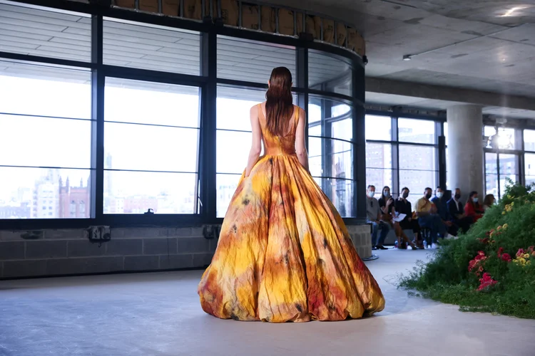 Modelo apresenta criação de Jason Wu durante Semana de Moda de Nova York. (Caitlin Ochs/Reuters)