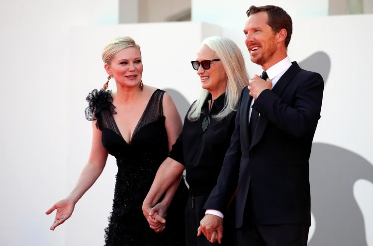 Diretora Jane Campion e os atores Benedict Cumberbatch e Kirsten Dunst, de "O Ataque dos Cães", no 78º Festival de Cinema de Veneza. (Yara Nardi/Reuters)