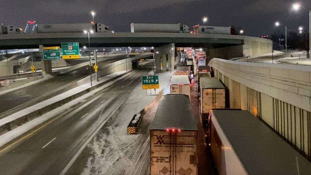 Caminhoneiros do Canadá bloqueiam ponte mais movimentada com os EUA