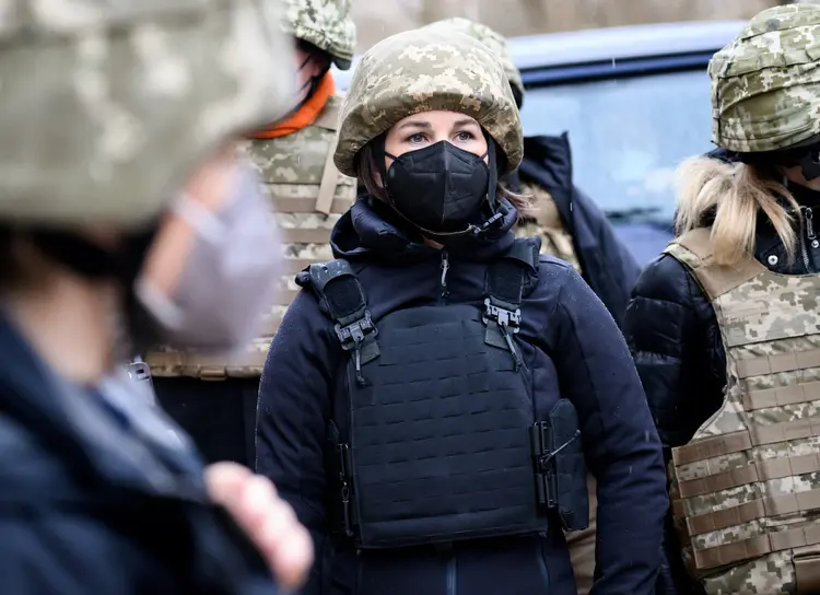 Ministra das Relações Exteriores da Alemanha, Annalena Baerbock, durante visita a Shyrokyne, na região ucraniana de Donetsk (Bernd von Jutrczenka/Pool/Reuters)