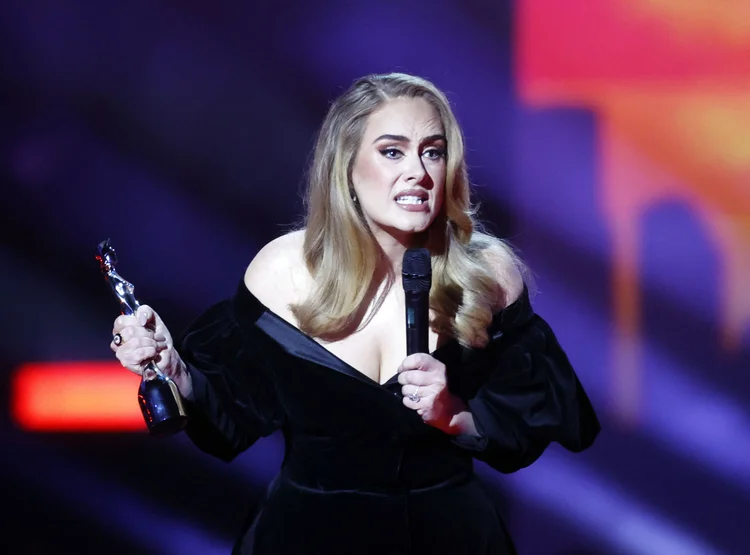 Adele recebe o prêmio de artista do ano. (Peter Cziborra/Reuters)