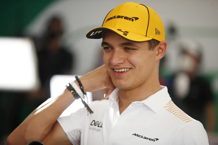 Lando Norris dá entrevista antes do Grande Prêmio de Abu Dhabi de Fórmula 1. (Hamad I Mohammed/Reuters)
