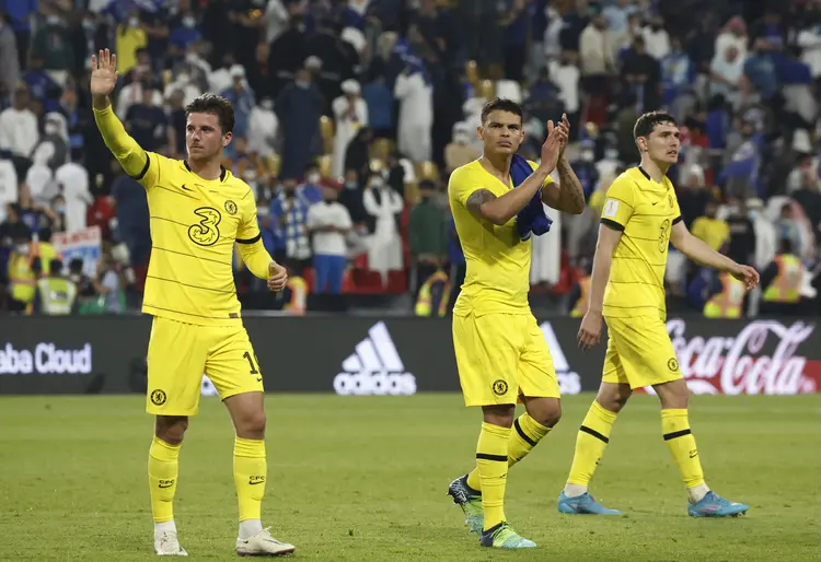 Jogadores do Chelsea, que jogaram de amarelo, comemoram vitória contra o Al Hilal. (Suhaib Salem/Reuters)