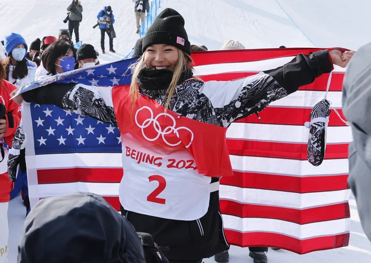 Norte-americana Chloe Kim comemora medalha de ouro conquistada na Olimpíada de Inverno Pequim 2022. (Mike Blake/Reuters)