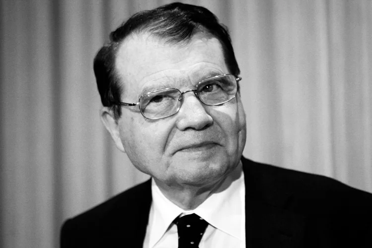 Virologista Luc Montagnier chega para entrevista coletiva em Washington em 2009. (Yuri Gripas/Reuters)