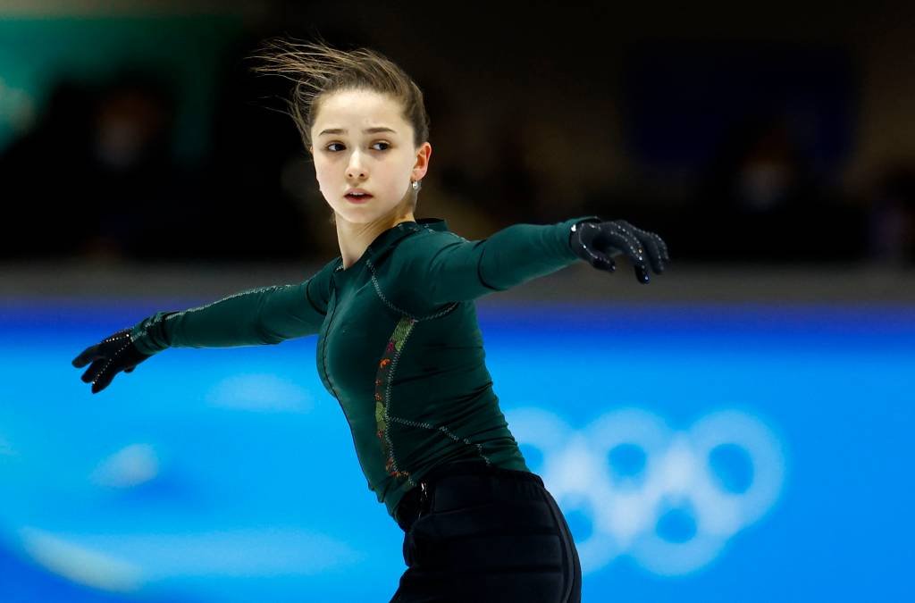 Patinadora russa Kamila Valieva treina durante a Olimpíada de Inverno Pequim 2022. (Evgenia Novozhenina/Reuters)
