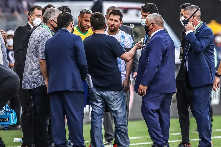 Messi e Neymar durante interrupção de jogo entre Brasil e Argentina em São Paulo. (Amanda Perobelli/Reuters)