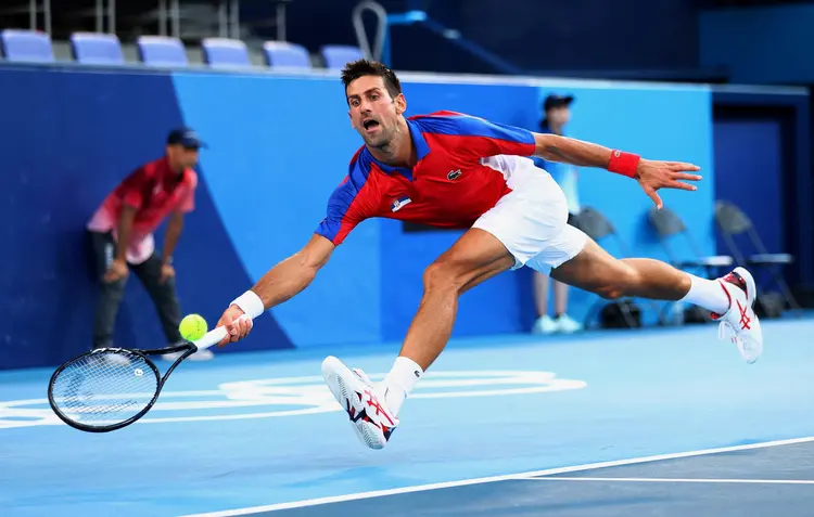 Novak Djokovic em disputa da medalha de bronze nos Jogos de Tóquio. (Edgar Su/Reuters)