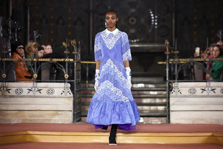 Modelo desfila peça criada por Bora Aksu na Fashion Week de Londres. (Henry Nicholls/Reuters)